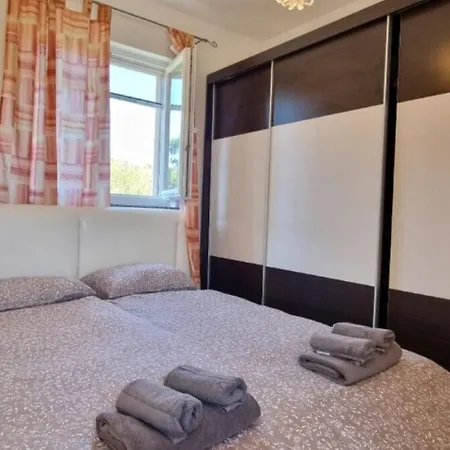 Holiday home Ron - Spacious Garden Pula