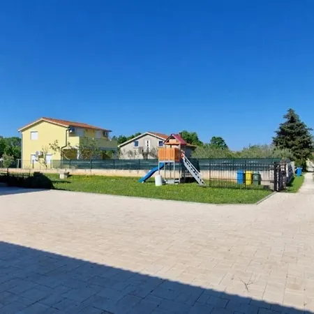 Ron - Spacious Garden * Pula