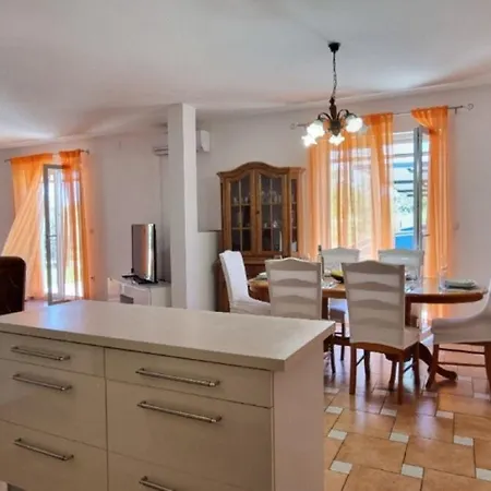 Ron - Spacious Garden Holiday home *