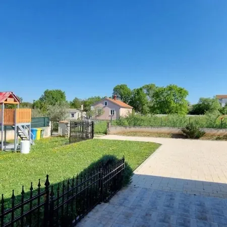Ron - Spacious Garden Holiday home Pula